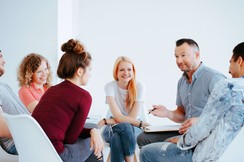 Das Bild zeigt eine Arbeitsgruppe im Gespräch. ©iStock / KatarzynaBialasiewicz